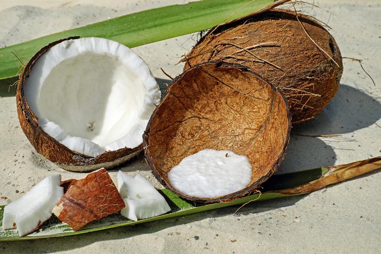 кокос на пляже